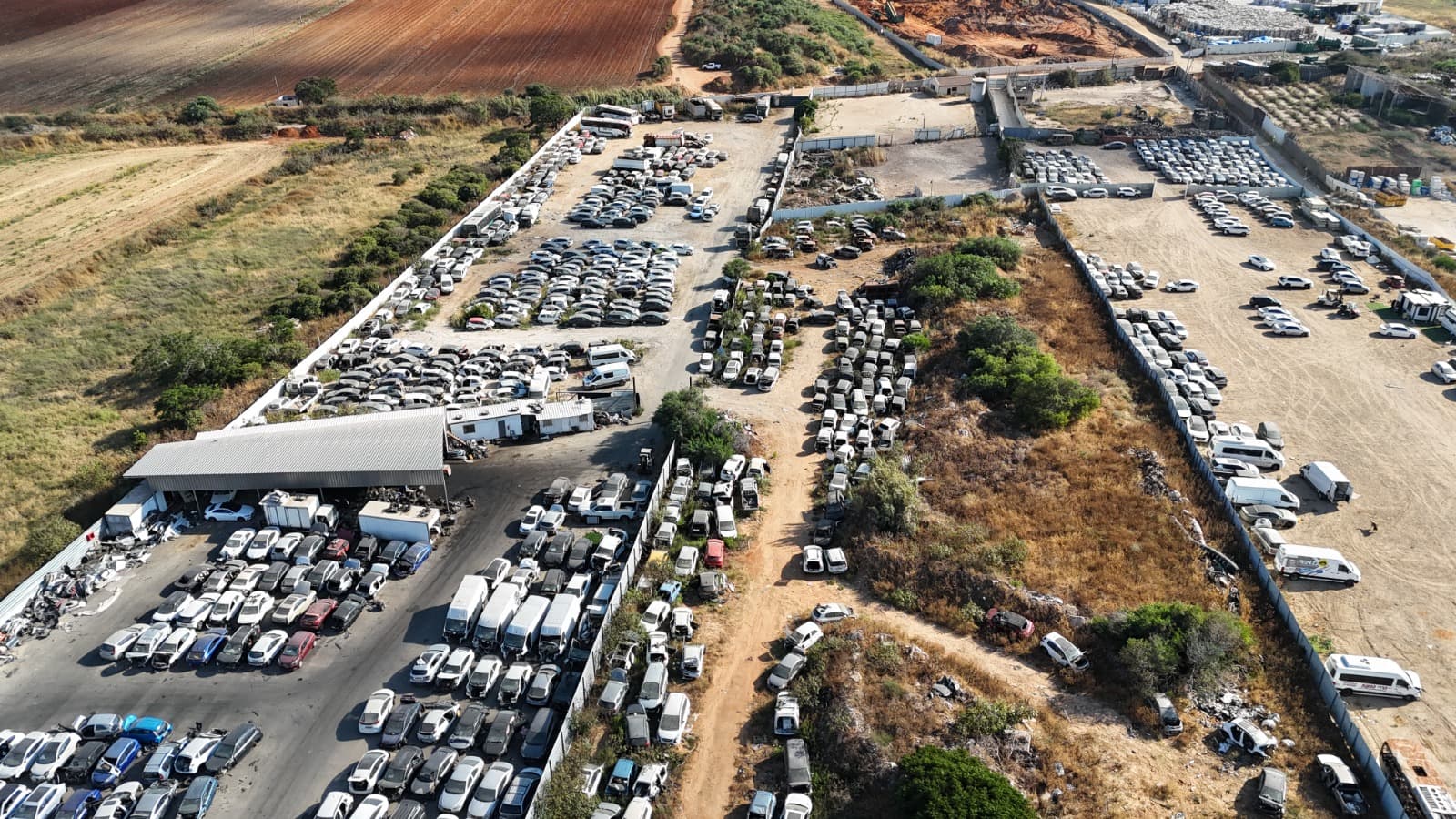 מבט אווירי על מתחם דרייב אין מלא בכלי רכב